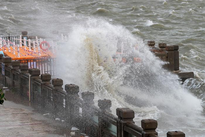 “麥德姆”致廣西北海狂風(fēng)驟雨 巨浪翻涌