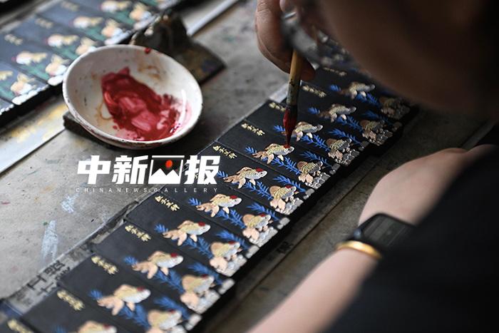 落紙如漆金不換