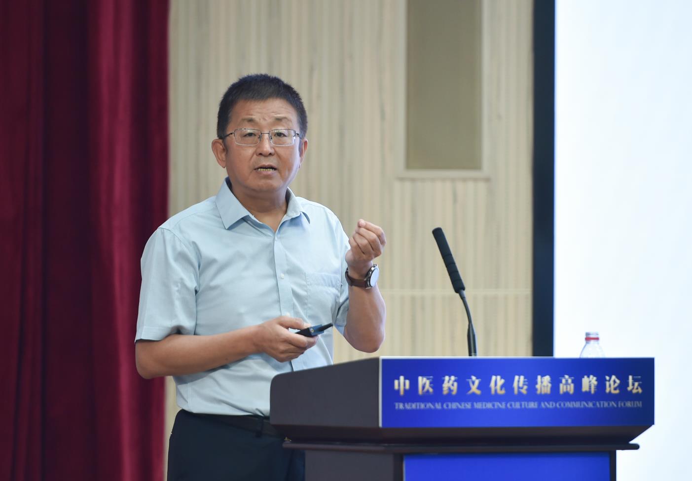 中國(guó)中醫(yī)科學(xué)院原院長(zhǎng)、首席研究員、中國(guó)非物質(zhì)文化遺產(chǎn)保護(hù)協(xié)會(huì)副會(huì)長(zhǎng)兼中醫(yī)藥委員會(huì)會(huì)長(zhǎng)曹洪欣發(fā)表主旨演講。