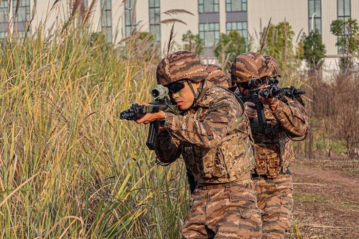 寒冬礪劍！重慶武警特戰隊員冬日練兵忙