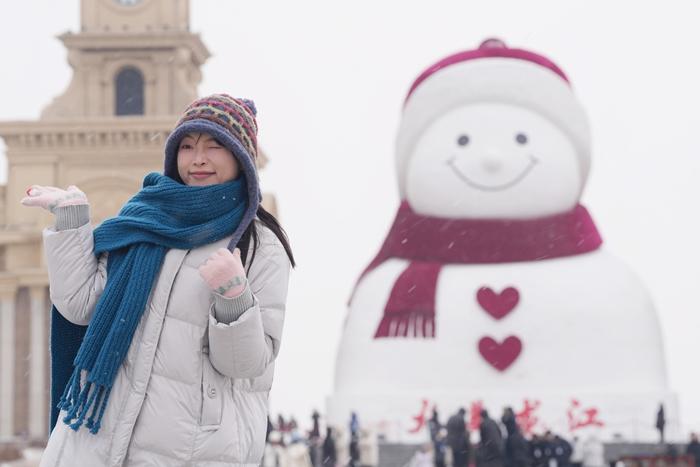 黑龍江哈爾濱：游客雪中打卡“網(wǎng)紅大雪人”