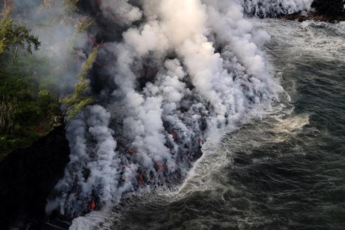 法國富爾奈斯火山熔巖流入海洋